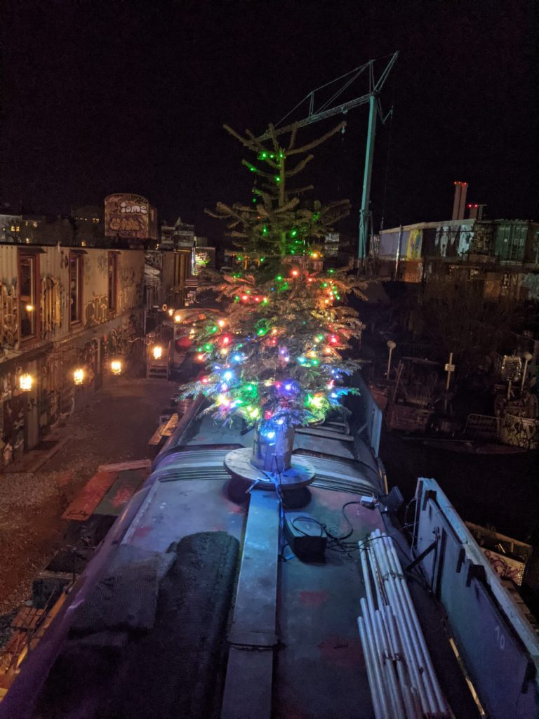 RGB Weihnachtsbaum auf der Erfindergarden Tram.  